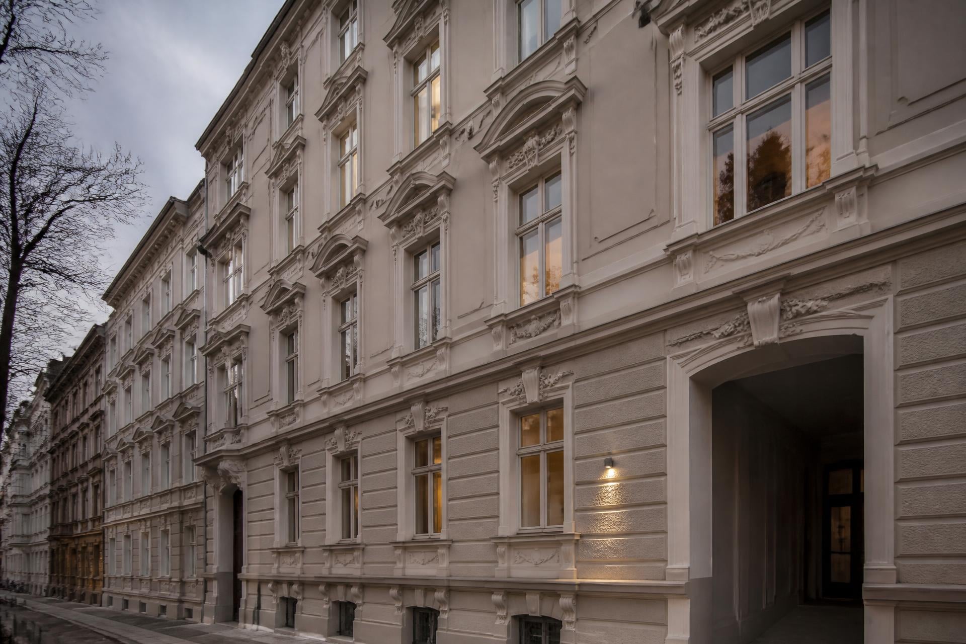 Berliner Gründerzeitfassade in der Abenddämmerung
